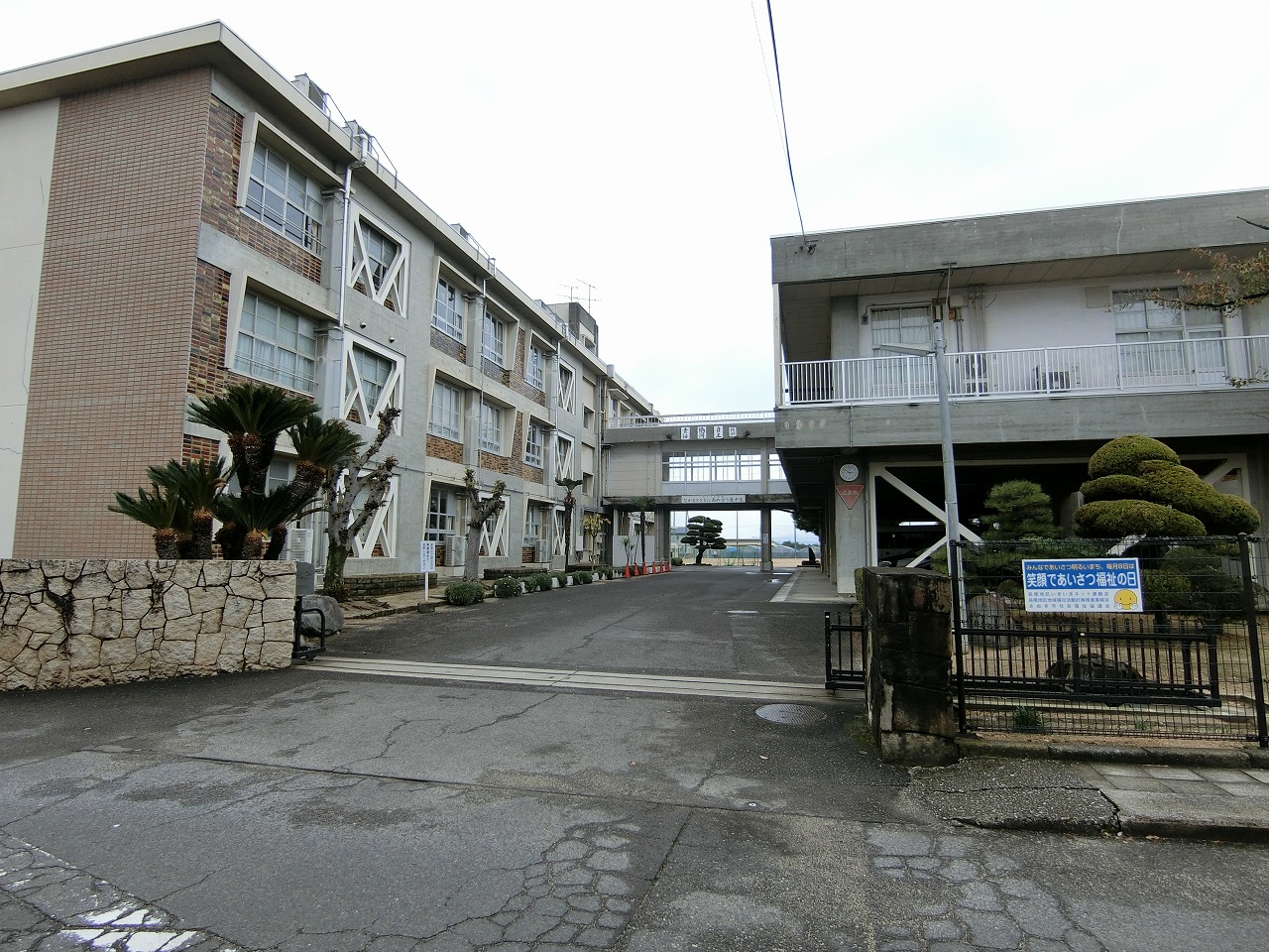 中学校　さぬき市立長尾中学校（中学校）まで2178m