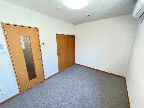 居室・リビング　１Ｆフローリング、２Ｆカーペット