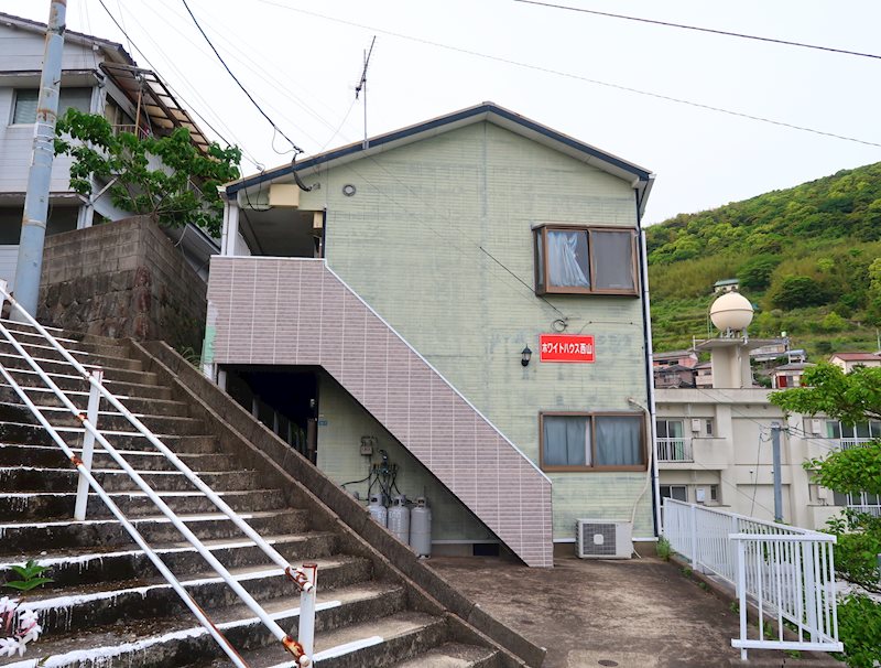 ホワイトハウス西山の建物外観