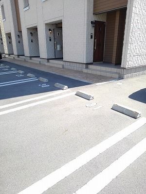 【ガーデンハウスＭ　Ｃの駐車場】