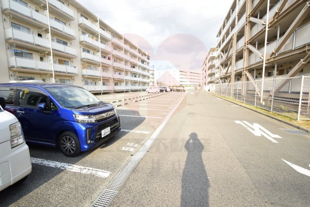 【堺市西区草部のマンションの駐車場】