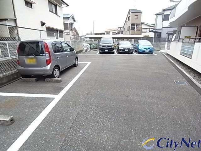 【伊丹市南野のマンションの駐車場】