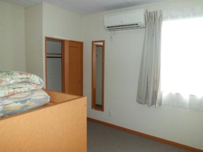 居室・リビング　カーペット張の居室です。