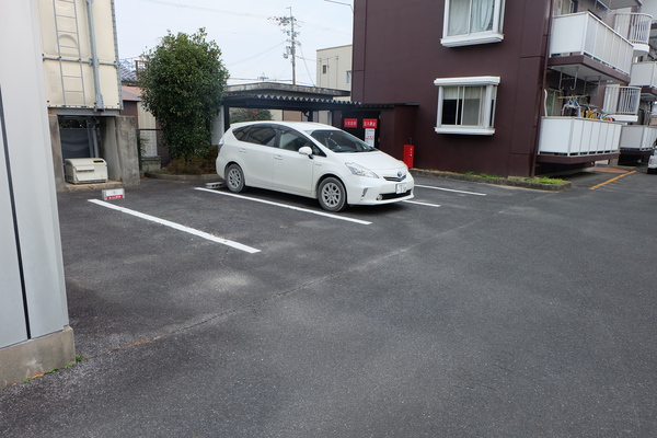 【野洲市西河原のマンションの駐車場】