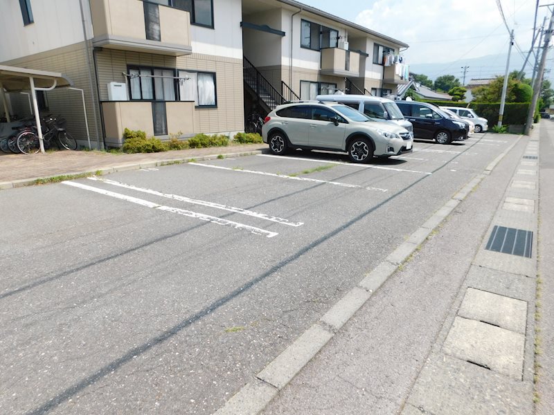 【塩尻市大字大門のアパートの駐車場】