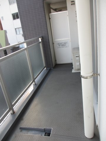 【新宿区荒木町のマンションのバルコニー】