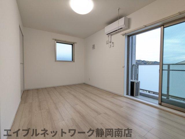 居室・リビング　こちらのリビングで趣味の時間をお楽しみください