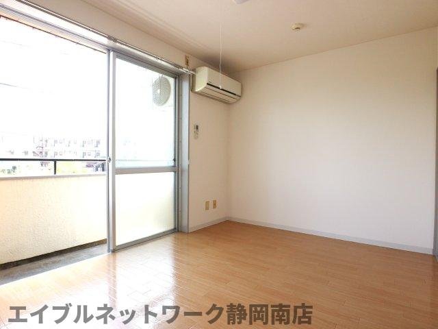 居室・リビング　ゆったり過ごせる居間です