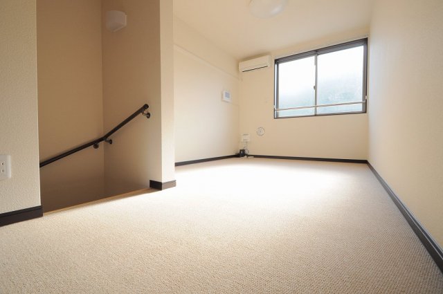 居室・リビング　備品や設備仕様は号室等により異なります現地をご確認下さい。