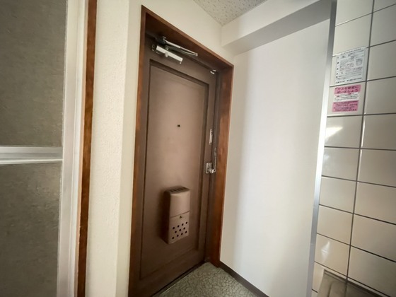 玄関　※別号室の写真です