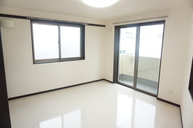 その他部屋・スペース　★洋室８．７帖は３面に窓がある明るいお部屋です★