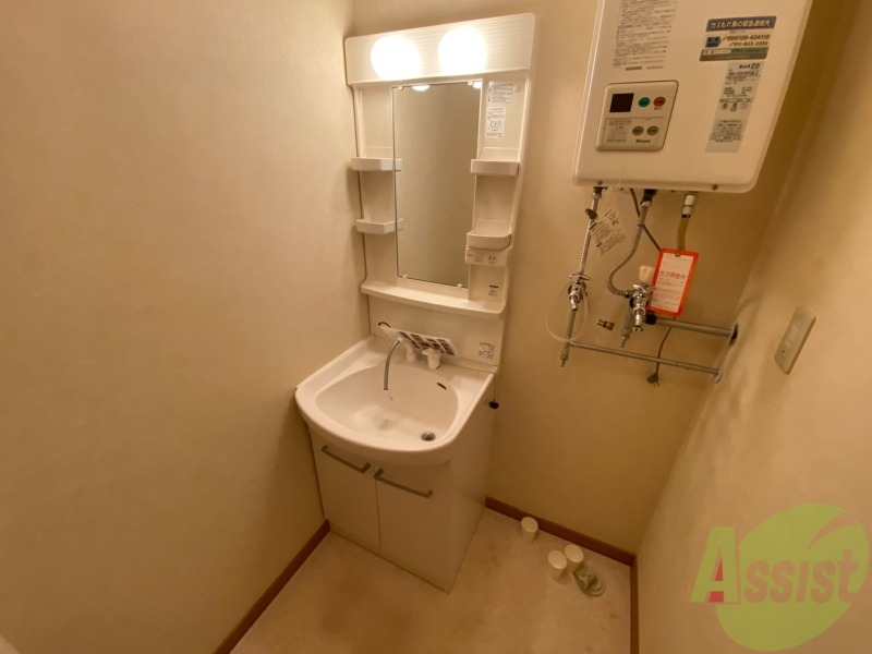 洗面設備　独立洗面台です。大きくてよいですね。シャンプーもできます！