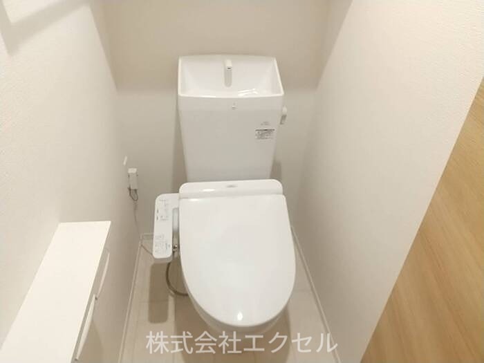 トイレ　温水洗浄便座です。