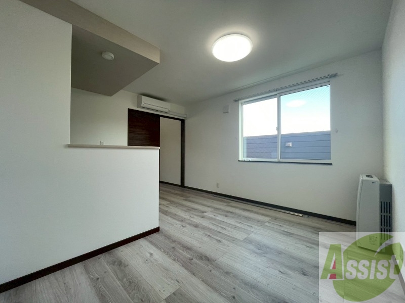 居室・リビング　木目のフローリングは落ち着きのある印象のお部屋になりますね。