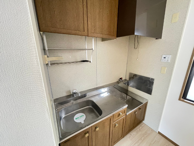 キッチン　２口ガスコンロ置けます。横の窓で換気も充分