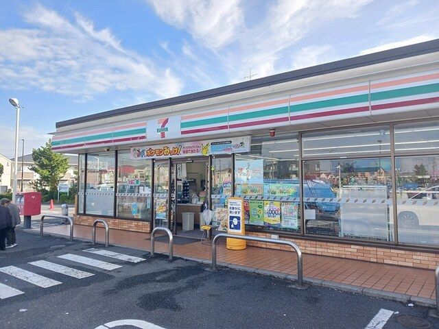 コンビニ　セブンイレブン足立伊興１丁目店（コンビニ）まで261m