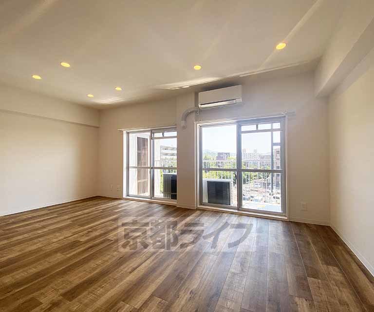 居室・リビング　広々としたリビングです。落ち着いた色のフローリングでゆ...