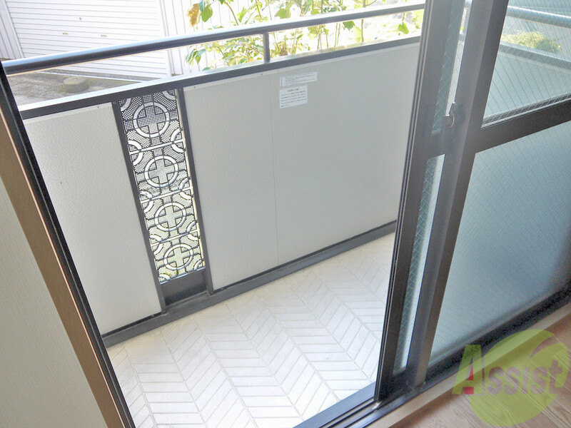 バルコニー　１階でも少し高さのあるバルコニーです。日当たりも良好ですよ