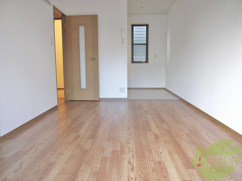 居室・リビング　広々１０帖のワンルームです。床のクッションフロアーも綺麗です