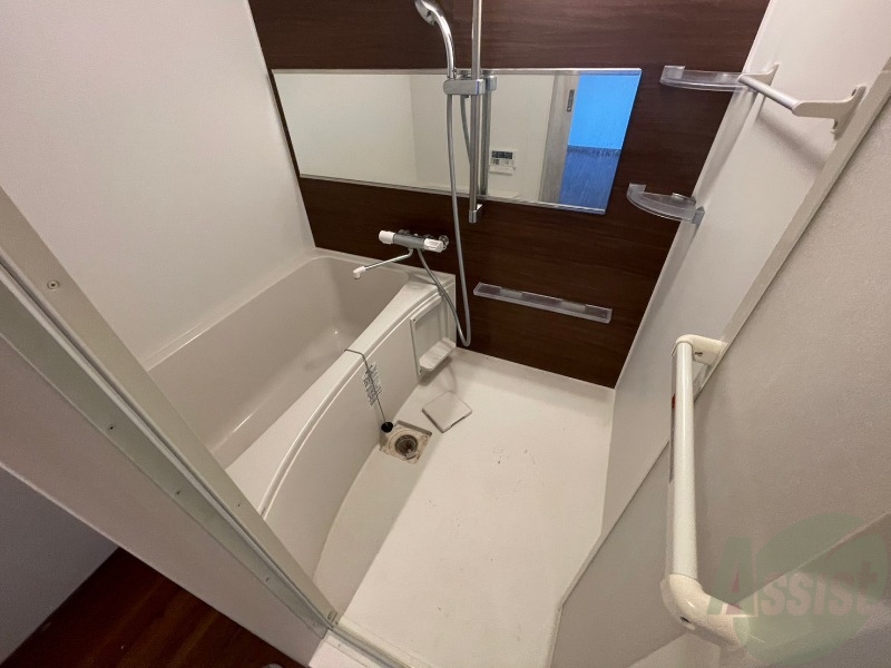 バス・シャワールーム　バスルームは狭すぎず、シャワーも浴びやすそうです。