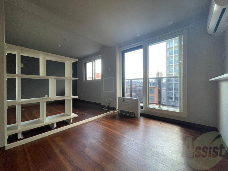 居室・リビング　白さが清潔感を出してくれます。お部屋も明るいですね。