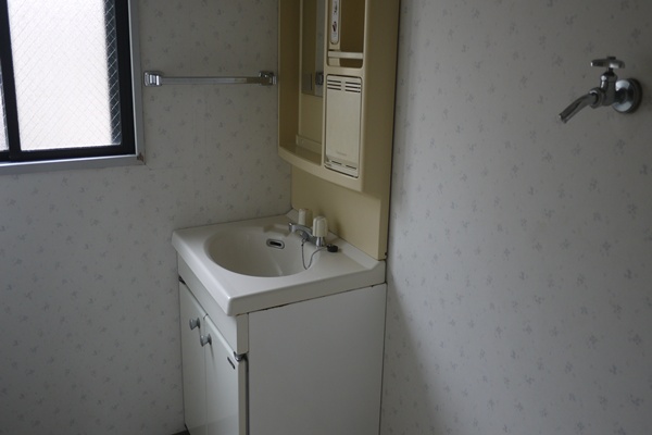 洗面設備　朝の支度にも助かる、独立の洗髪洗面化粧台