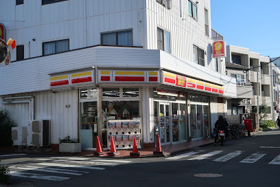 コンビニ　ニューヤマザキデイリーストア 中丸子ことぶきや店（コンビニ）まで506m