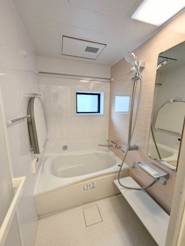 バス・シャワールーム　追炊きと窓付きです