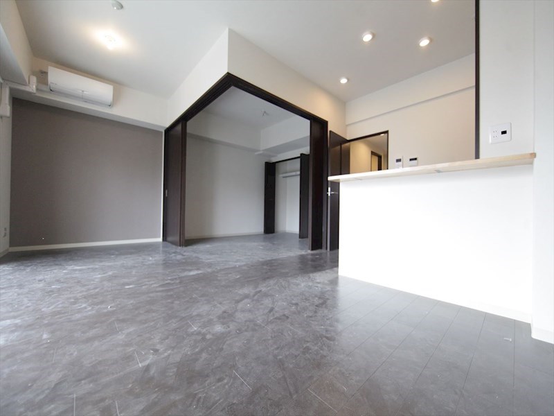 居室・リビング　ＬＤＫ15.7帖　洋室5.7帖　つなげても仕切っても使えます