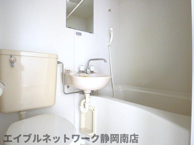 バス・シャワールーム　落ち着いた空間のお風呂です