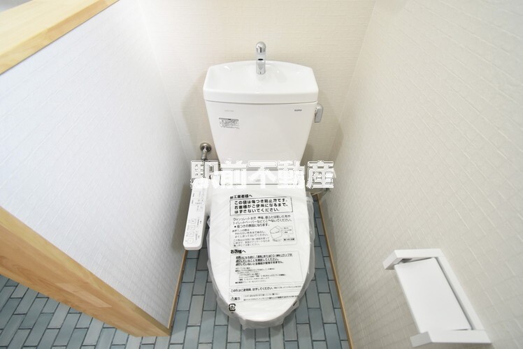 トイレ　温水洗浄便座です。