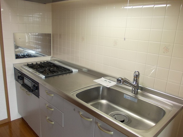 キッチン　3口ガスコンロ付きのシステムキッチン！