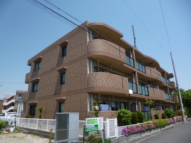 建物外観　敷地内に駐車場あります！