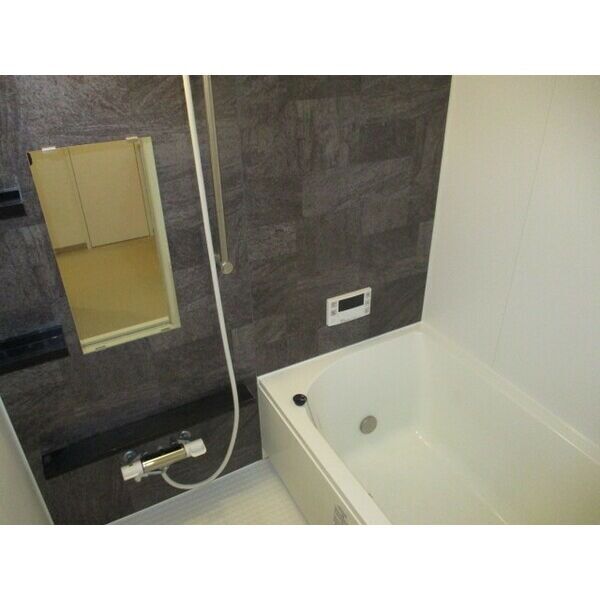 バス・シャワールーム　室内イメージ写真です。実際の浴室の壁の色や柄などが相違する場