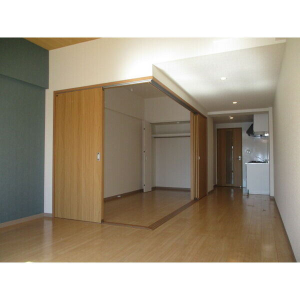 居室・リビング　室内イメージ写真です。 実際のお部屋とクロスの色や柄が異なる