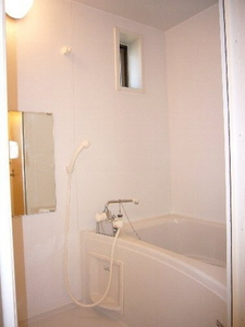 バス・シャワールーム　寒気と採光を考慮した小窓付きで清潔感あるバスルーム