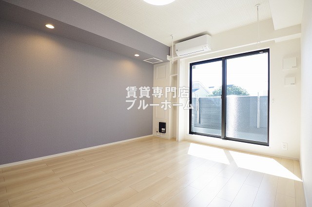 居室・リビング　7.6帖の広い洋室です！