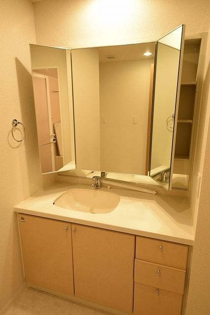 洗面設備　★三面鏡になる独立洗面台です★