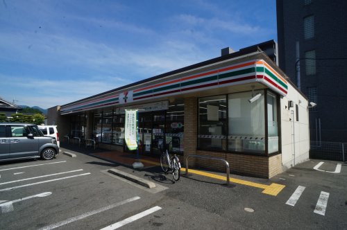 コンビニ　セブンイレブン 橿原神宮前駅東店（コンビニ）まで528m
