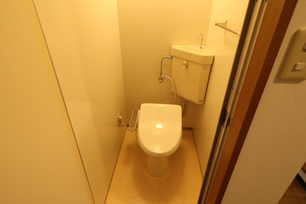 トイレ　洗浄機能付便座仕様です。