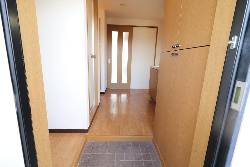 玄関　玄関にはシューズボックスがあります。