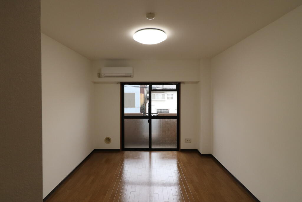 居室・リビング　エアコン照明付きです。室内洗濯物干も設置。