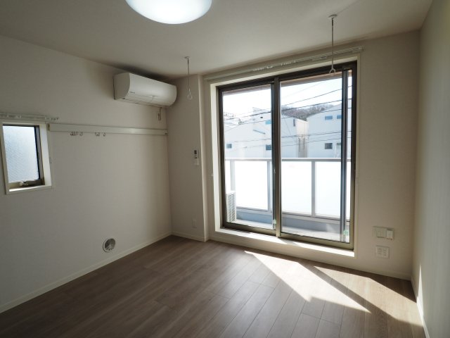 その他部屋・スペース　落ち着いた色調の寝室です