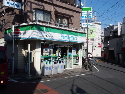 コンビニ　ファミリーマート　幡ヶ谷本町店（コンビニ）まで495m