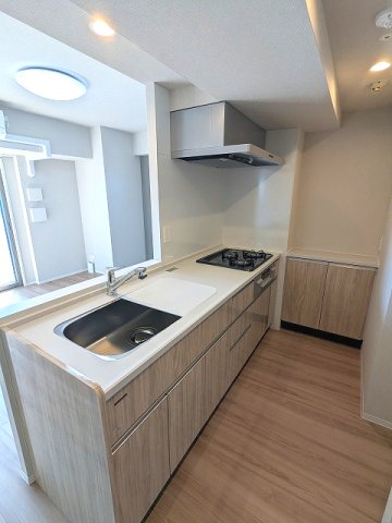 キッチン　グリル付ガス3口システムカウンターキッチン、料理しやすい様に