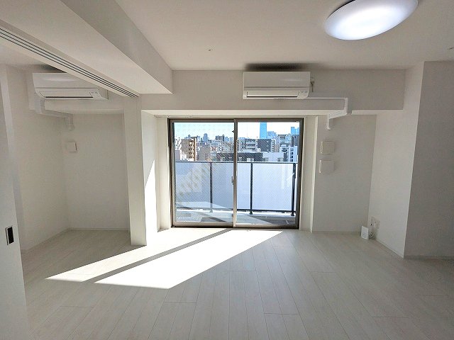 バルコニー　フロアにより、ナチュラルとホワイトの内装がお選び頂けます イ