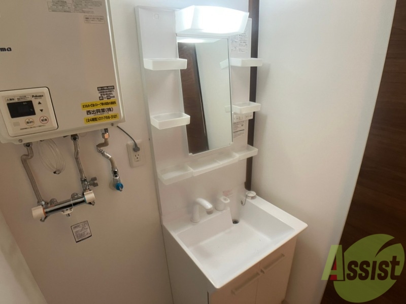 洗面設備　独立洗面台です。大きくてよいですね。シャンプーもできます。