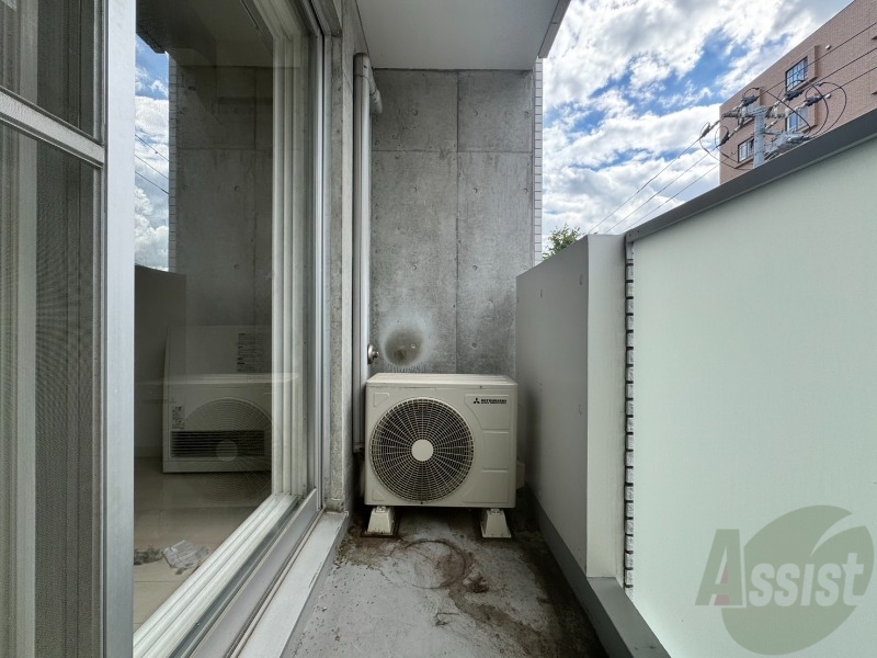 バルコニー　バルコニー。洗濯物がはかどりそうな広さがありますよ。