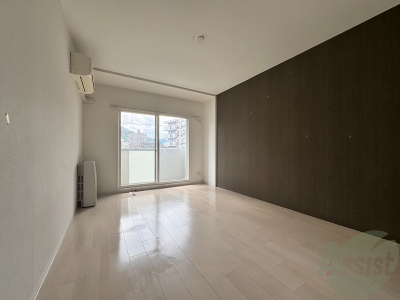 居室・リビング　フローリングや壁の色がお洒落な印象のリビングです。