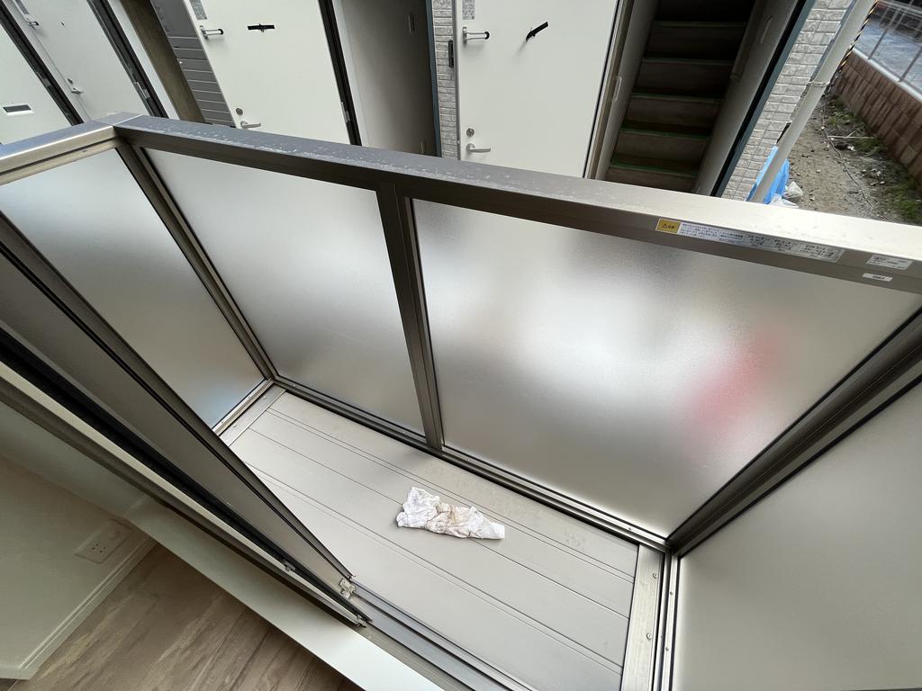 バルコニー　同物件別号室の写真となります。